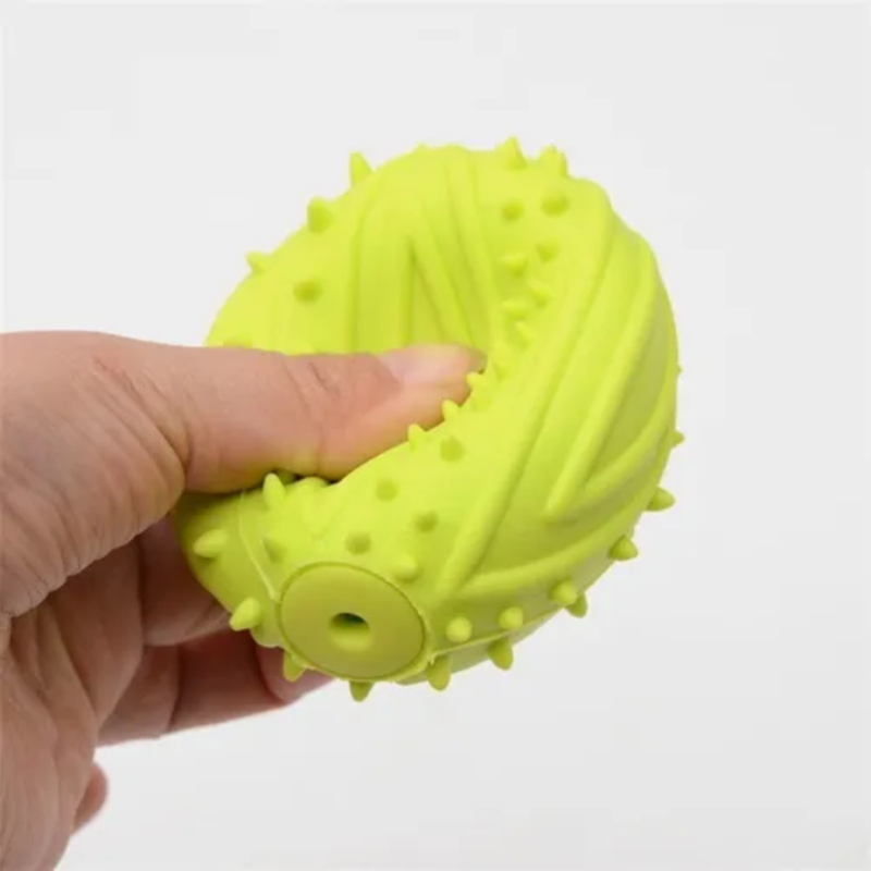 PELOTA RUGBY GOMA TPR RESISTENTE CON CHIFLE 6.5X9.5CM PARA PERROS