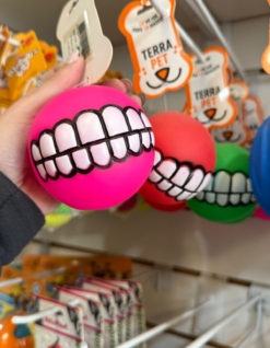 PELOTA DE GOMA SONRISA CON CHIFLE. 7,5CM.
