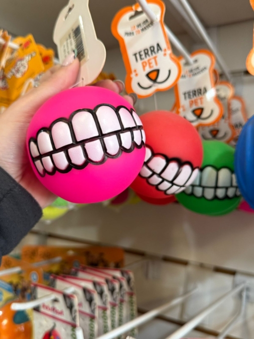 PELOTA DE GOMA SONRISA CON CHIFLE. 7,5CM.