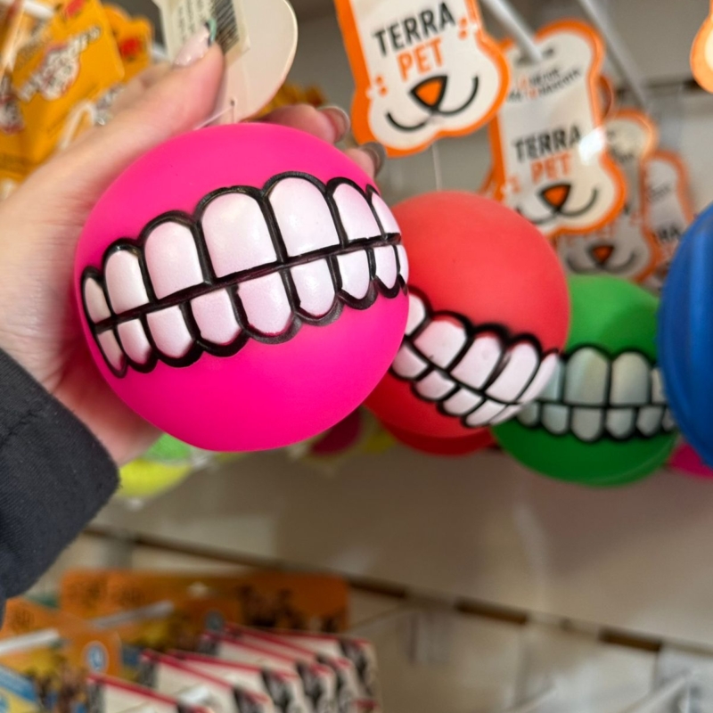 PELOTA DE GOMA SONRISA CON CHIFLE. 7,5CM.